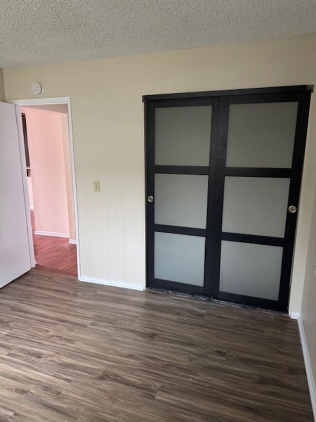 Building Photo - Quaint condo near Marina