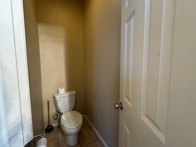 Building Photo - 3 Bedroom, 3 Bathroom House - Walking distance to the beach