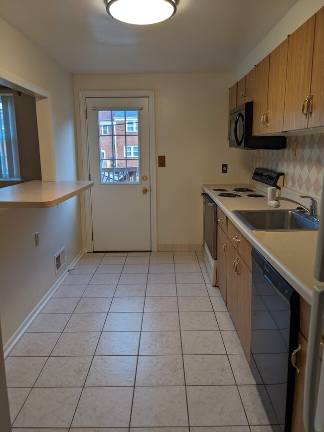 Building Photo - 983 Regina Dr