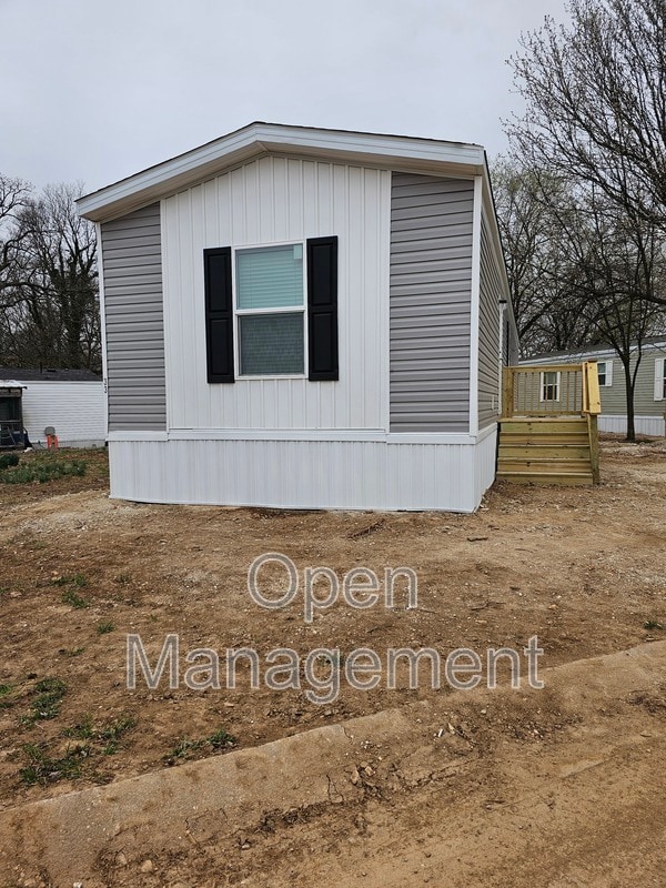 Building Photo - 16 English Village Park