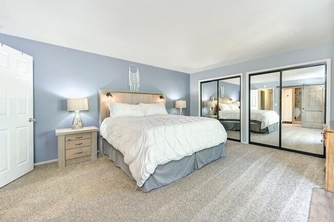 Building Photo - 2 Bedroom Home Tucked away in the Sierras