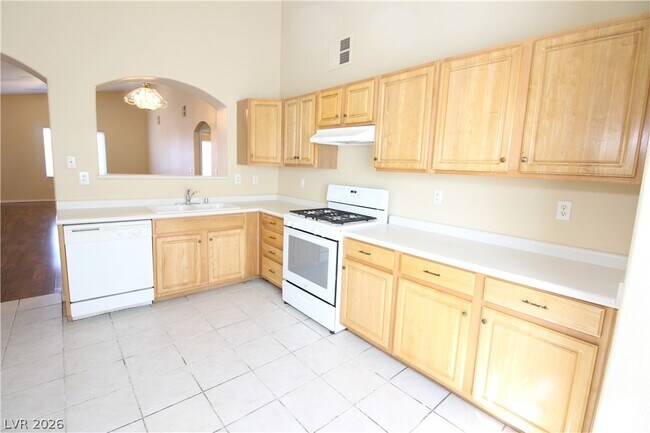 Building Photo - 6156 Pine Villa Ave