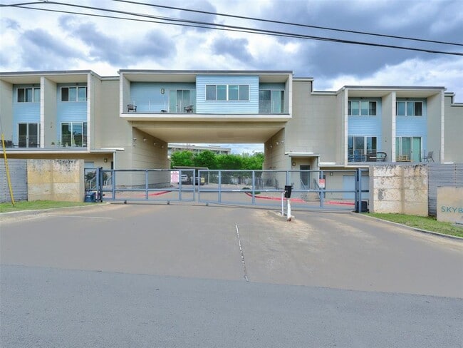 Building Photo - 604 N Bluff Dr