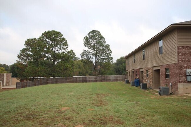 Building Photo - Tour Today! 2 Bedroom Town house for Rent in Lindale!