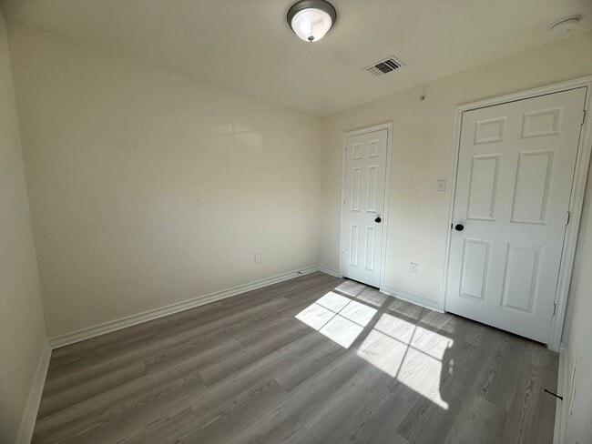 Building Photo - Townhome Near Retama Park...No Carpet.