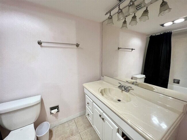 Building Photo - 3000 N Palm Aire Dr