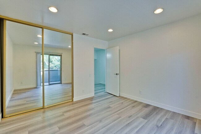 Building Photo - 2 bed 2 bath condo