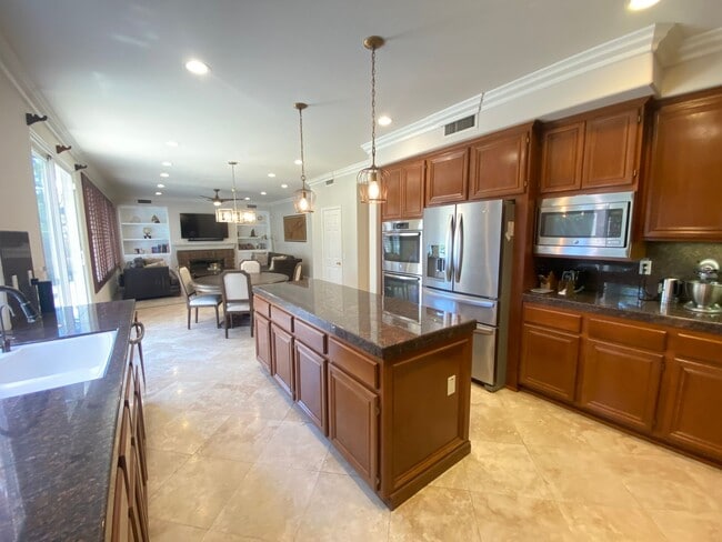Building Photo - Luxurious 4 Bedroom Fullerton House For Re...