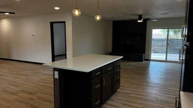 Building Photo - 905 La Charles Dr NE