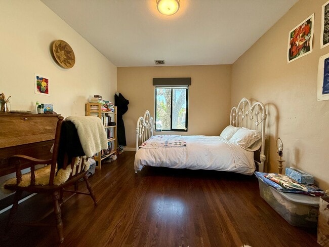 Building Photo - Unique 4 Bedroom House with OCEAN VIEWS in Sunset Cliffs! Fully Furnished! 6 Month Lease Term!