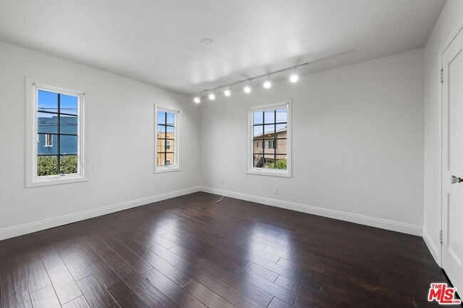 Building Photo - 366 S Crescent Heights Blvd