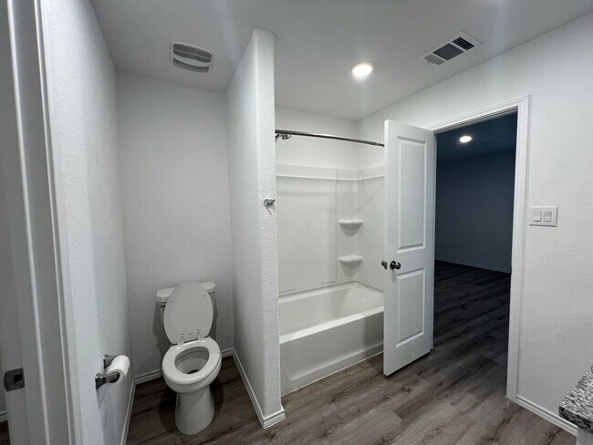 Building Photo - Beautiful 4 bedroom, 2 bath in NBTX
