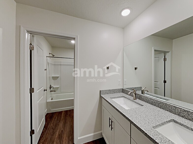 Building Photo - 1273 E White St