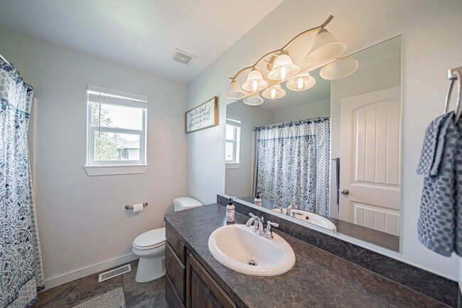 Building Photo - 416 W 260 N