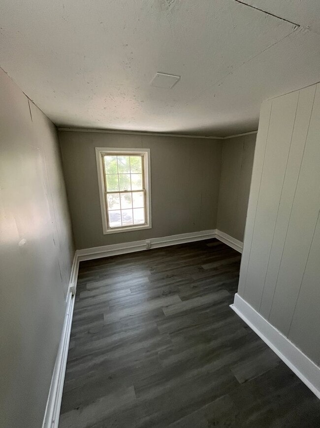 Building Photo - Section 8 Accepted, 3-bedroom home, perfec...