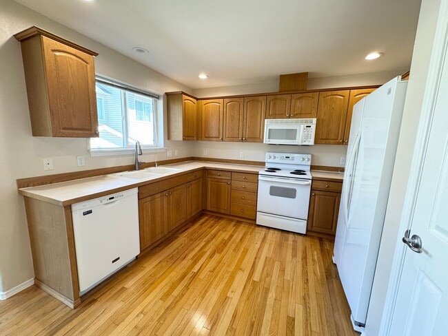 Building Photo - Spacious rambler 2 beds plus den