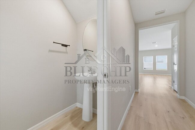 Building Photo - 12937 Camarillo Pl