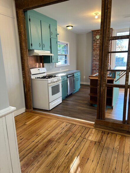 Building Photo - 1103 Oakwood Ave