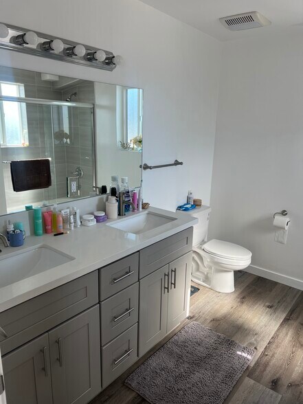 Building Photo - 1121 1/2 N Berendo St