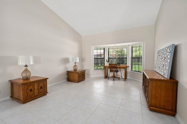Building Photo - 130 Queen Catherina Ct