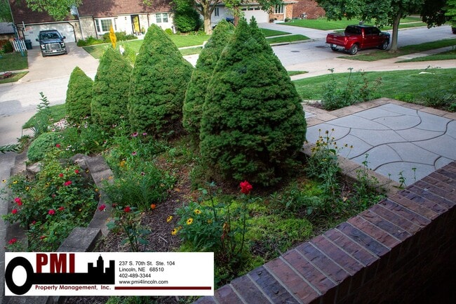 Building Photo - 3 Bedroom and 2 bathroom Colonial Hills House for rent!