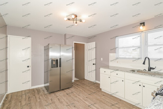 Building Photo - 695 Starlet Dr