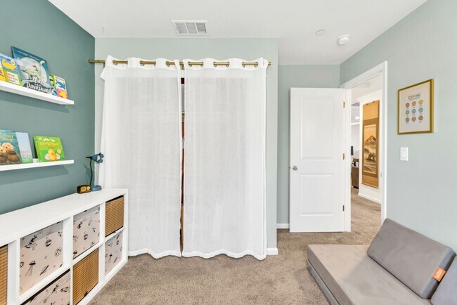 Building Photo - 4 bed / 3 bath | Upated Anatolia Home Avai...