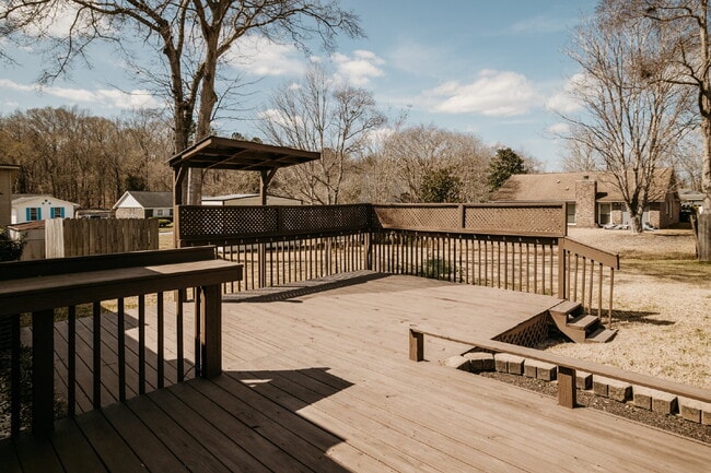 Building Photo - Move-In Ready! 3-Bed Home with Spacious Backyard