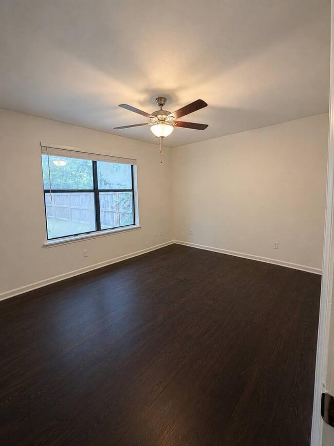 Building Photo - 105 Drake Ct