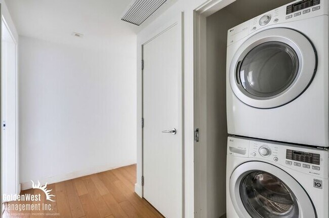 Building Photo - High-Rise Luxury 2Bdm 2Ba Condo in Downtown San Diego!
