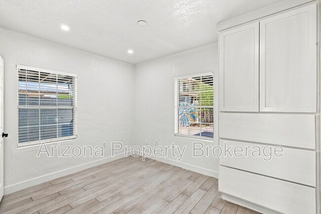 Building Photo - 1128 E Almeria Rd