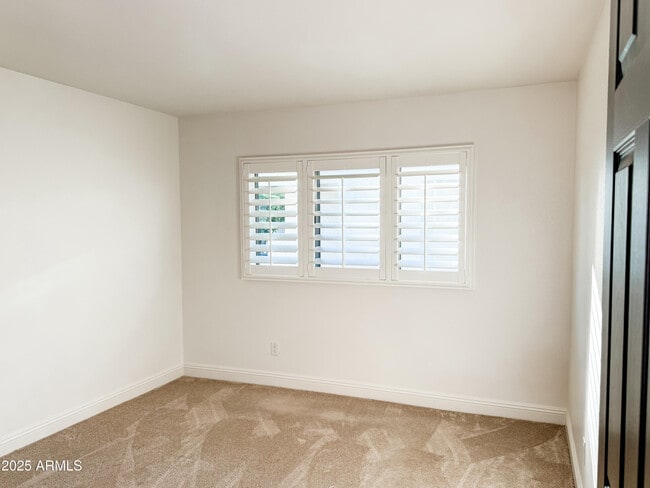 Building Photo - 8165 E Del Caverna Dr