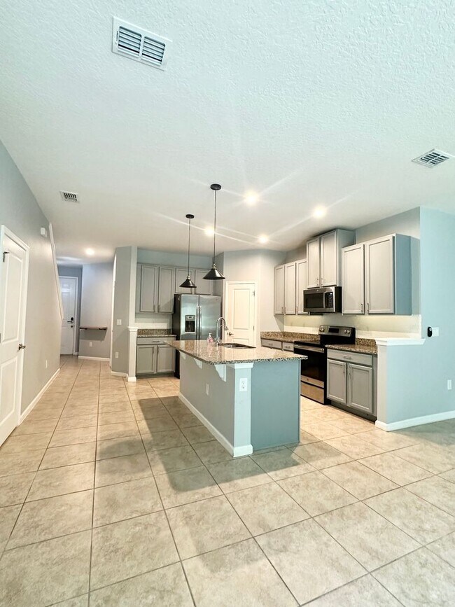 Building Photo - Modern 3-Bedroom Townhome in Gated Communi...
