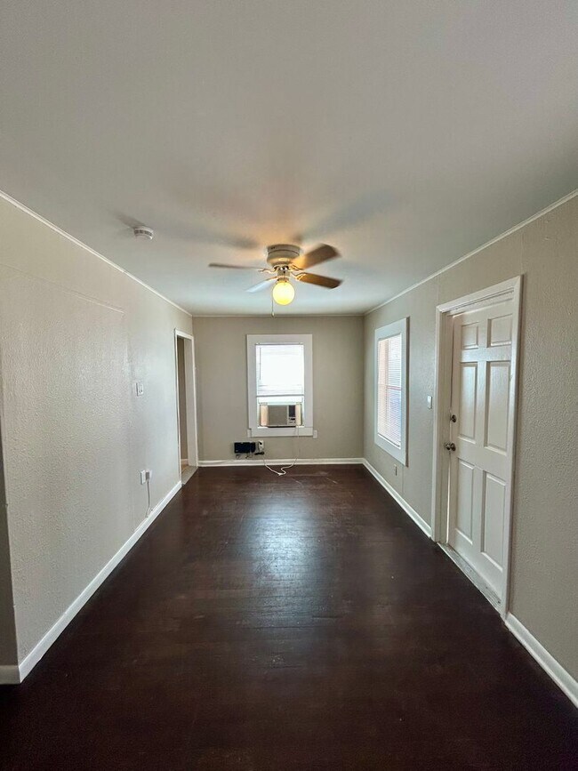 Building Photo - Two bedroom 1 bath home - 12th month free
