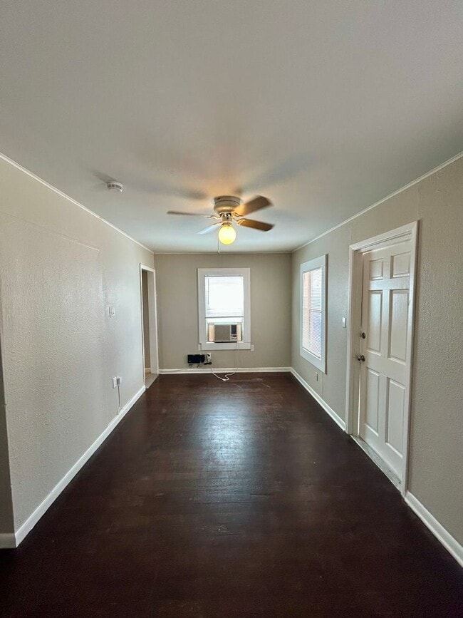 Building Photo - Two bedroom 1 bath home