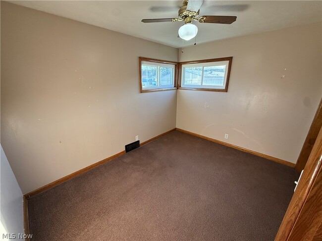 Building Photo - 2024 Delaware Dr SE