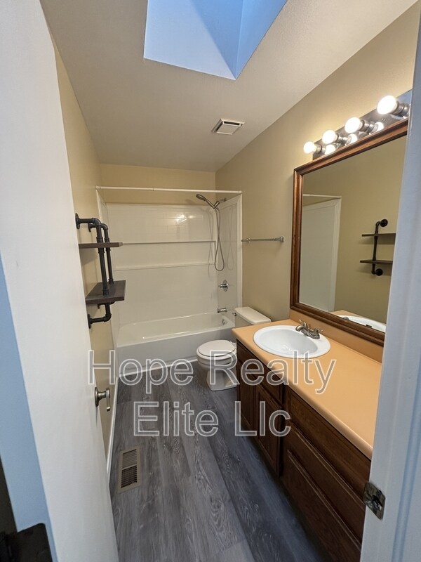 Building Photo - 902 Rancher Dr