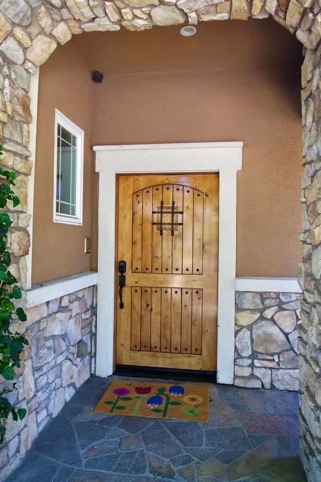 Building Photo - Modern House Near Downtown