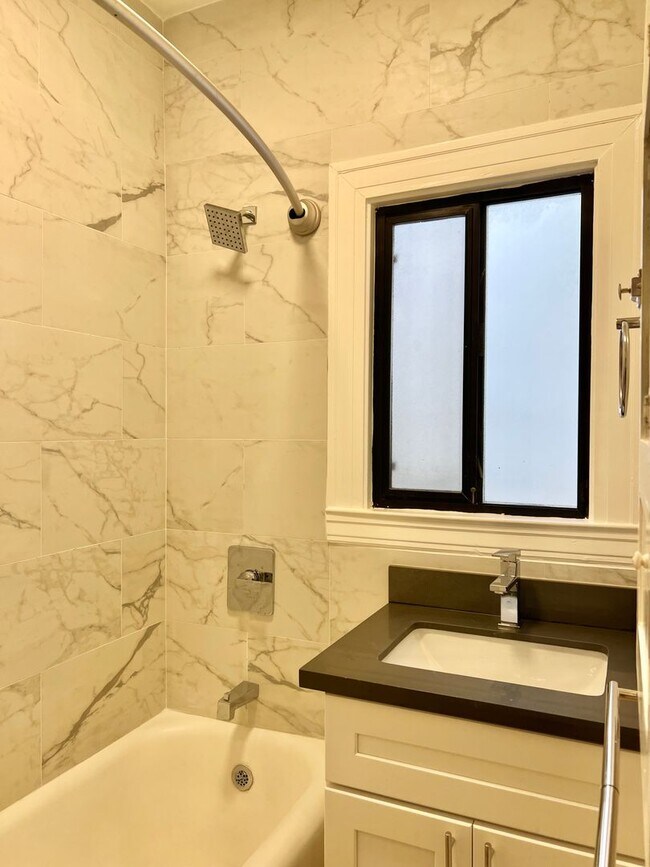 Building Photo - Top Floor 2BR/1BA + Newly Renovated Unit! Parking! In-Unit Laundry! PROGRESSIVE