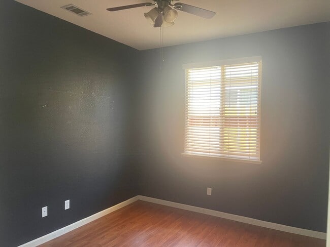 Building Photo - Ideal 4br/2ba single story with chefs kitchen