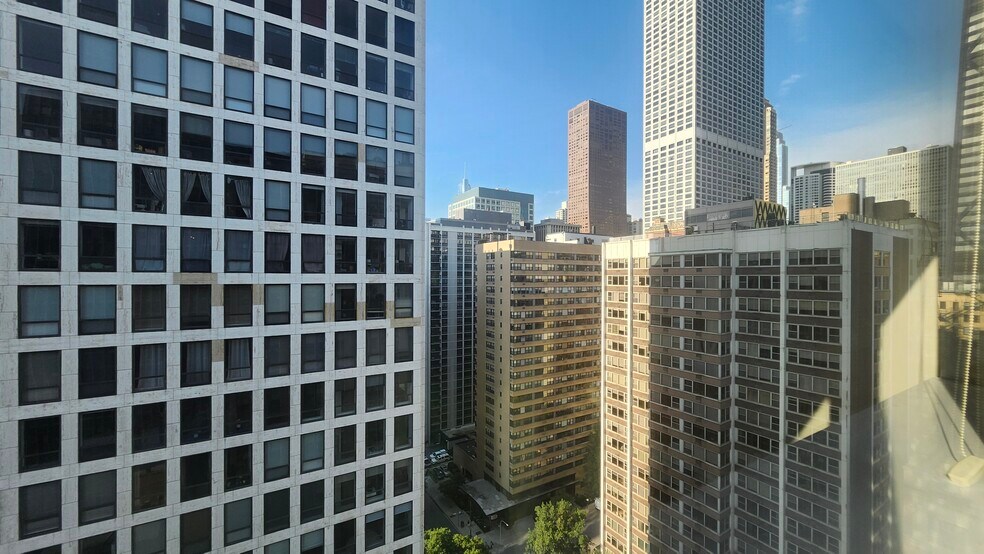 Building Photo - 253 E Delaware Pl