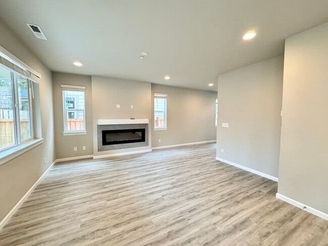 Building Photo - 7467 87th Dr NE