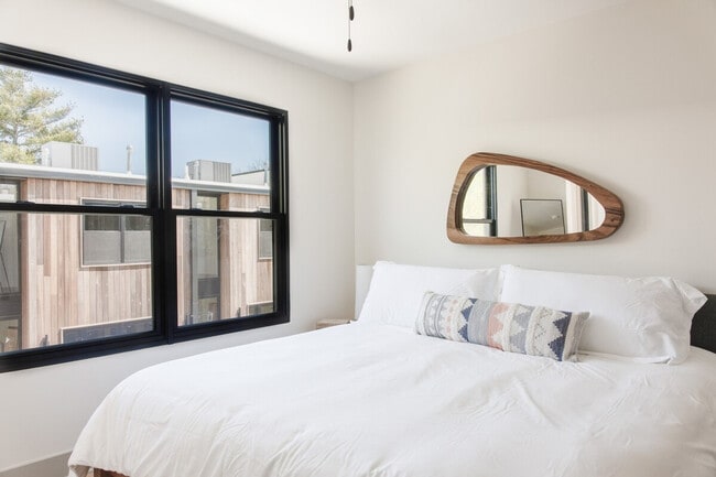 Building Photo - 315 NE Burwood Mews