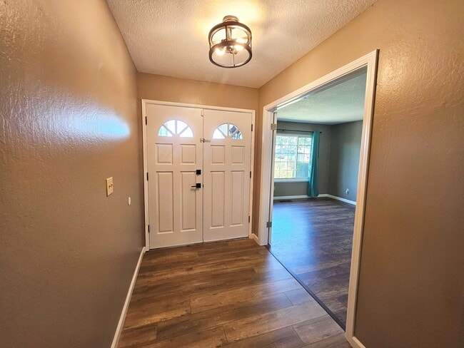 Building Photo - Beatifully updated 3 bedroom, 2 bath home ...
