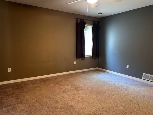 Building Photo - Spacious 2 bed 1 bathroom Condominium
