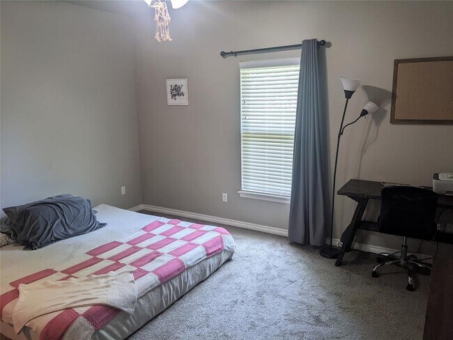 Building Photo - 3400 Lyric St