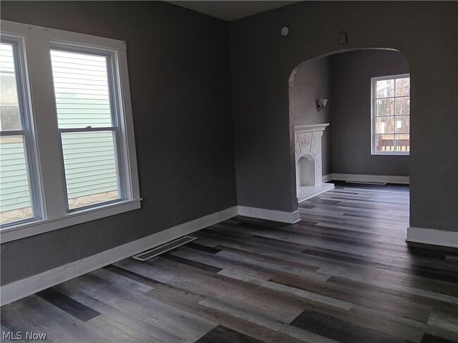 Building Photo - 1124 E 114th St