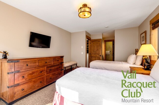 Building Photo - Annual Lease - 3BR, 3BA 3-level Townhome w...