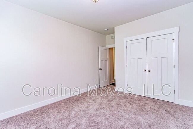 Building Photo - 14 Larson Dr