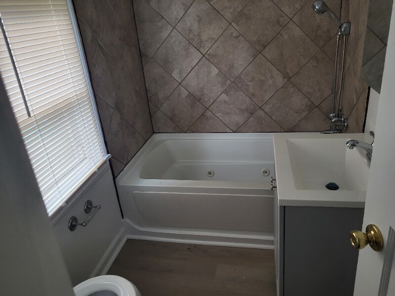 Building Photo - 807 Meadow Dr